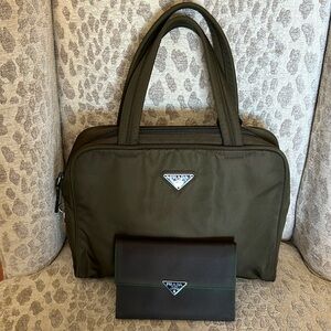 108 Prada green nylon handbag and wallet with silver lock and 2 keys